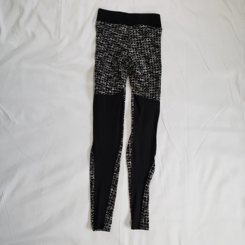 Nike Pro Hyper Warm leggings Size XS  Grey & Black Diamond Pattern